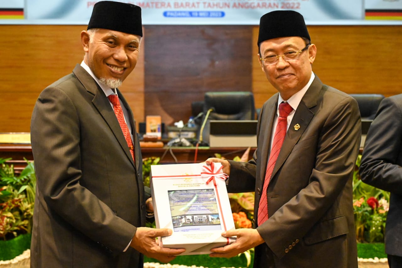 Anggota V BPK RI, Ahmadi Noor Supit, menyerahkan LHP dari BPK RI atas LKPD Provinsi Sumatera Barat Tahun 2022 kepada Gubernur Mahyeldi, Jumat (19/5/2023) di Padang.