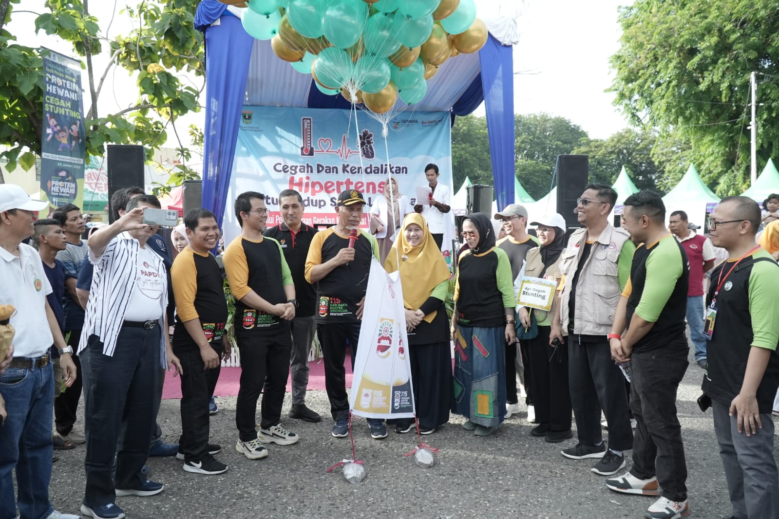 Gubernur Mahyeldi dan istri Harneli melepas balon ke udara, menandai Hari Bakti Dokter Indonesia HBDI ke 115 di GOR H Agus Salim Padang, Minggu (21/5/2023).