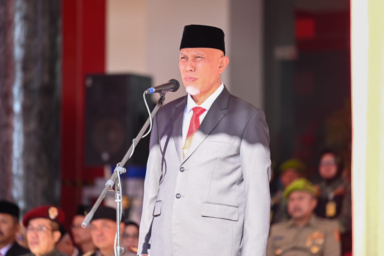 Gubernur Sumatera Barat, Mahyeldi Ansharullah jadi Inspektur Upacara Bendera Peringatan Hari Kebangkitan Nasional 2023 yang ke-115 tingkat Provinsi Sumbar, di Lapangan Kantor Gubernur, Kamis (25/5/2023). Foto Adpsb.