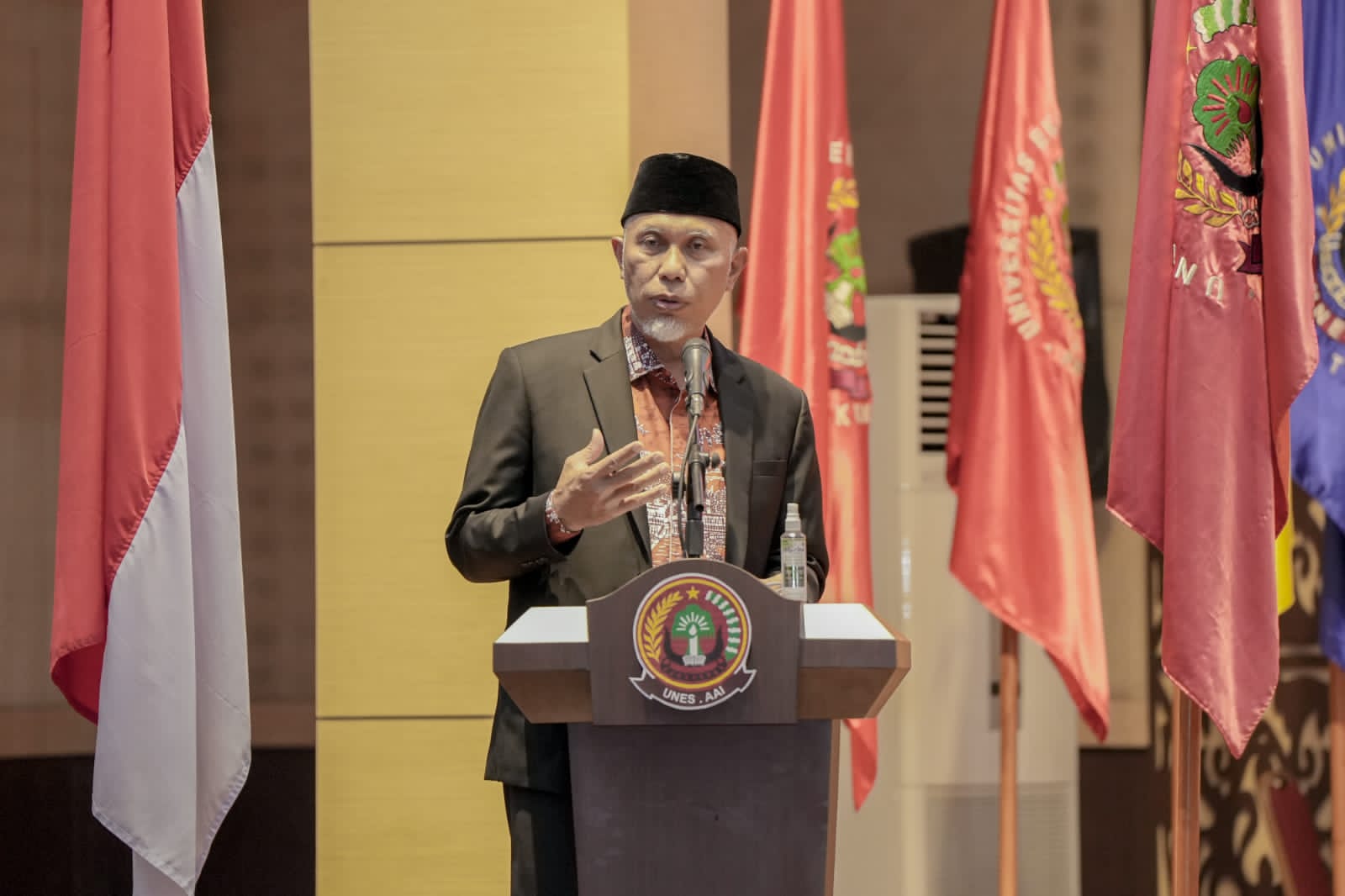Gubernur Sumatera Barat, Mahyeldi Ansharullah memberikan orasi ilmiah dalam acara wisuda ke 57 Universitas Ekasakti dan Akademi Akuntansi Indonesia yang ke 66 di Auditorium UNP, Padang,  ( 27/5/2023), di Padang.