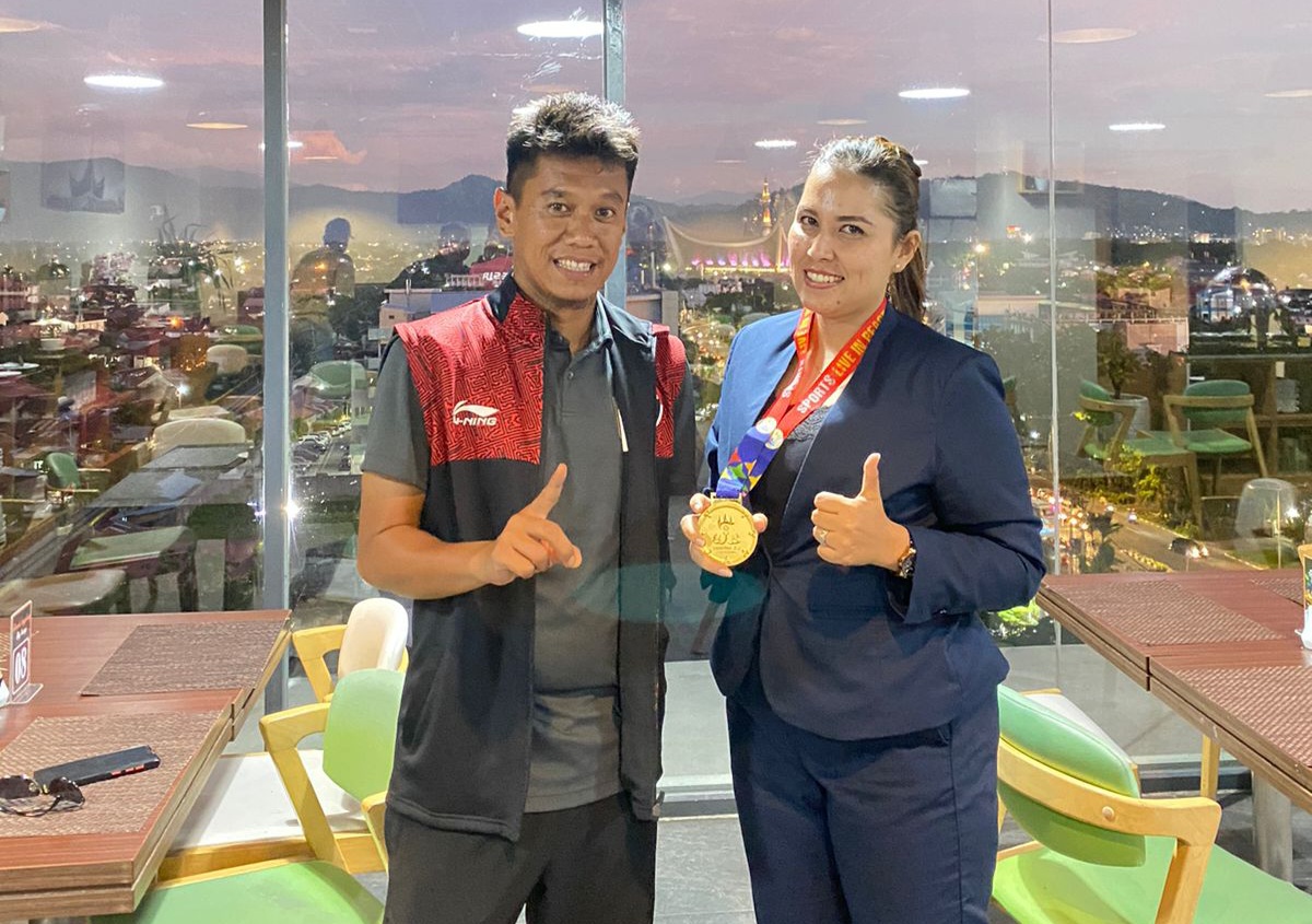 Pelatih Fisik Timnas Sea Games Coach Alex Aldha Yudi foto bersama Vio, Sales Marketing Manager Whiz Prime Hotel Padang