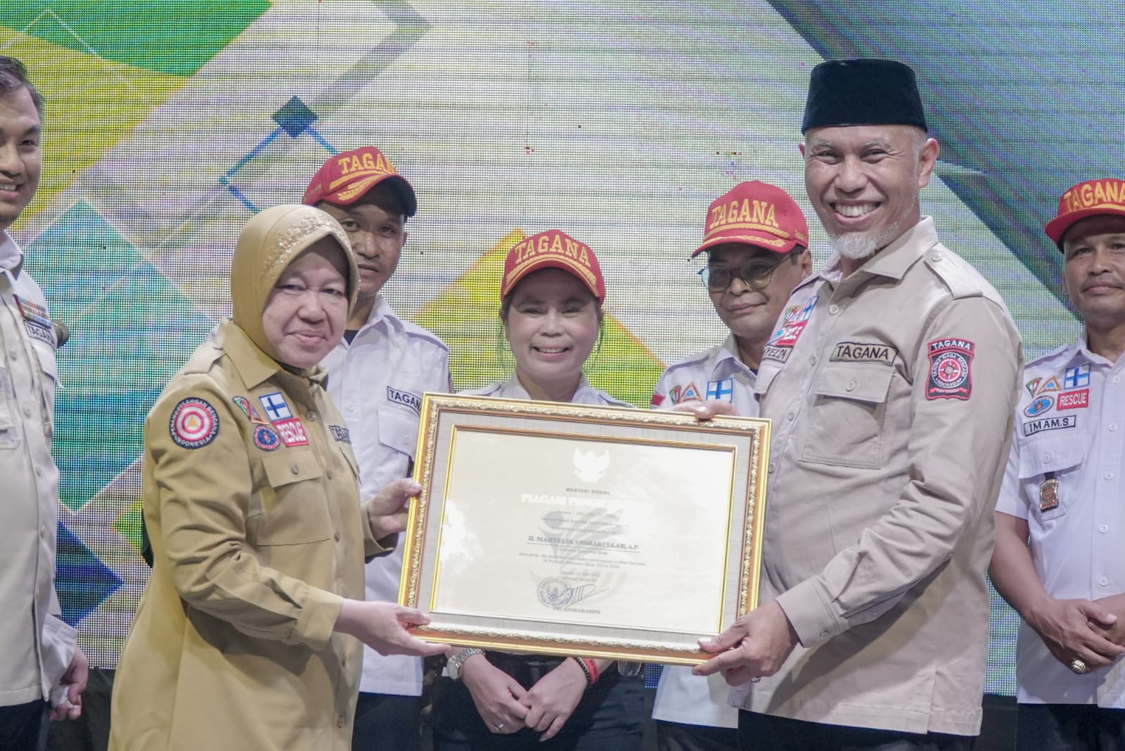 Mendampingi Menteri Sosial (Mensos) RI Tri Rismaharini, Gubernur Sumatera Barat H. Mahyeldi Ansharullah.