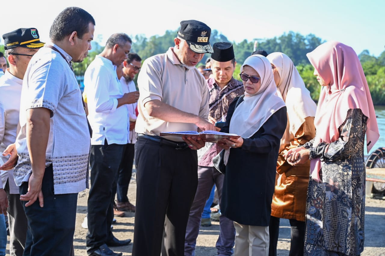 Gubernur Sumatera Barat, Mahyeldi Ansharullah melakukan kunjungan kerja ke Pelabuhan Kapal Air Bangis Kab. Pasaman Barat, Jumat (2/6/2023). Foto Adpsb. 