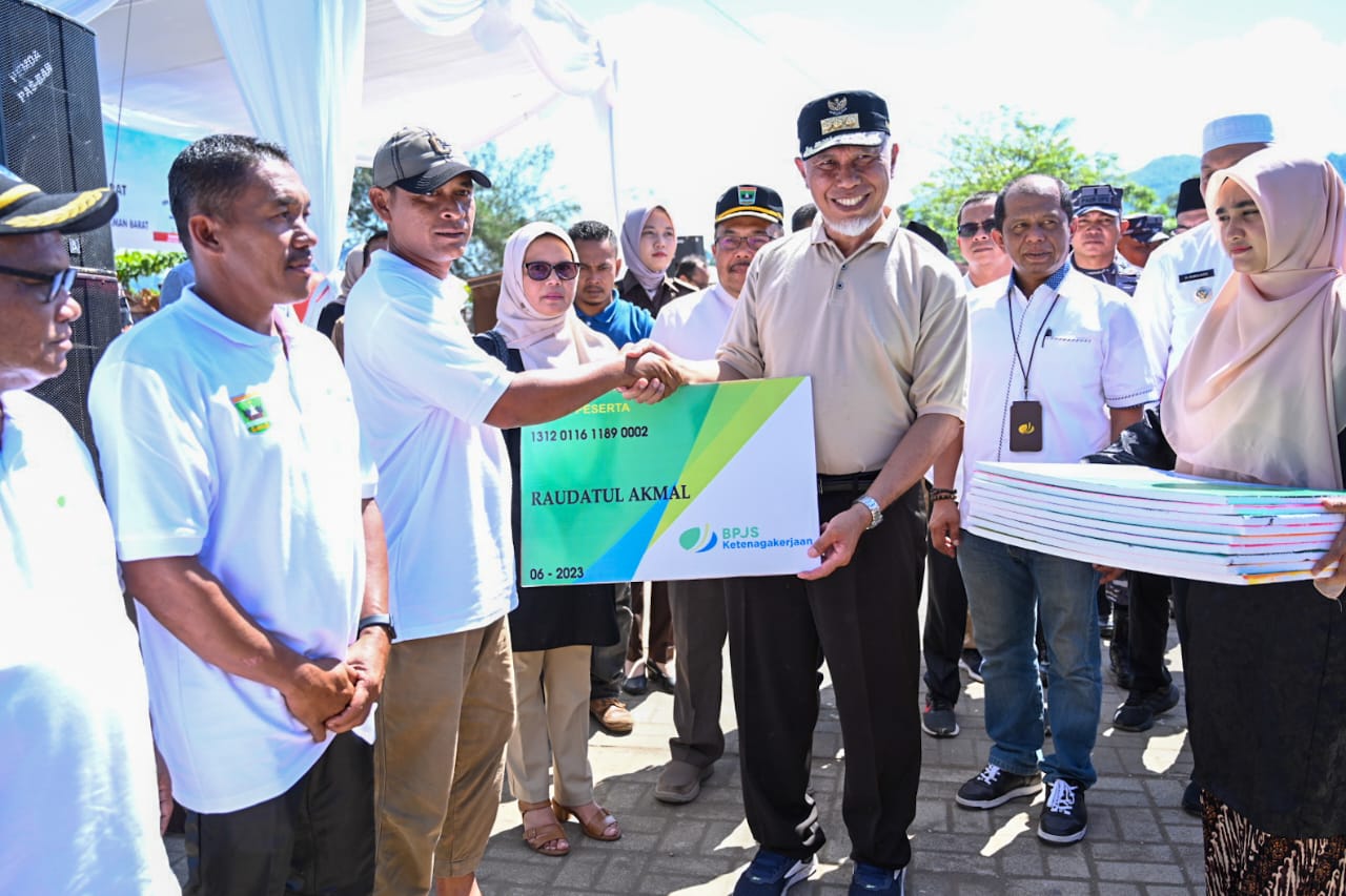 Gubernur Sumbar Mahyeldi Ansharullah, menyerahkan bantuan pemprov untuk nelayan Kabupaten Pasaman Barat, Jumat (2/6/2023). Foto Adpsb. 