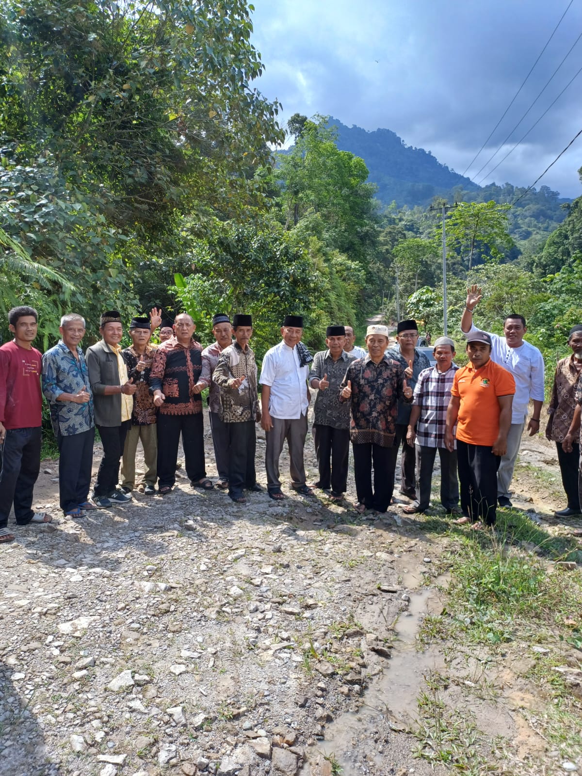Ketua LKAAM Pesisir Selatan Syafrizal Ucok Datuak Nan Batuah dan rombongan menyusuri jalan Batu Balah dan Langgai. Foto Gk. 