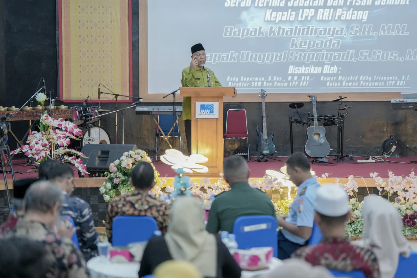 Gubernur Sumatera Barat Mahyeldi Ansharullah, saat pisah sambut Kepala Stasiun LPP RRI Padang, di Auditorium RRI Padang, Kamis (8/6/2023). Foto Adpsb. 