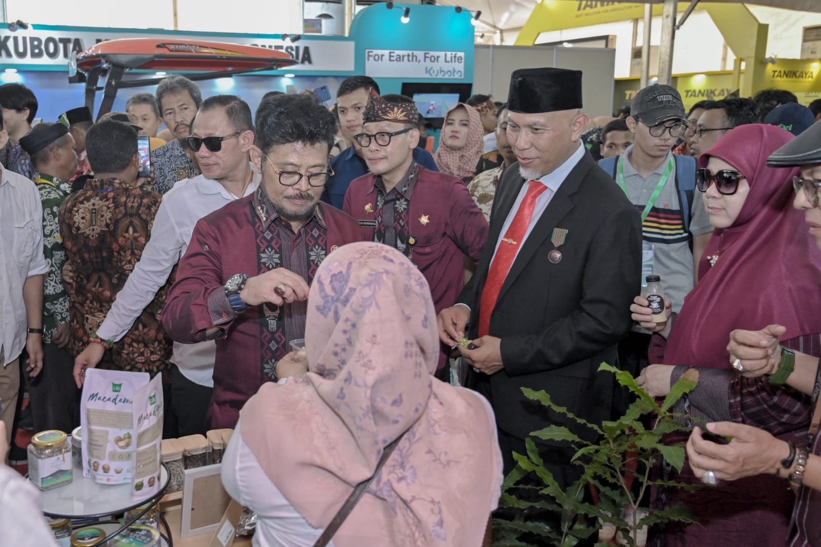 Menteri Pertanian RI, Syahrul Yasin Limpo yang didampingi Gubernur Sumbar Mahyeldi Ansharullah meninjau stand di lokasi pembukaan, Sabtu (10/6/2023).