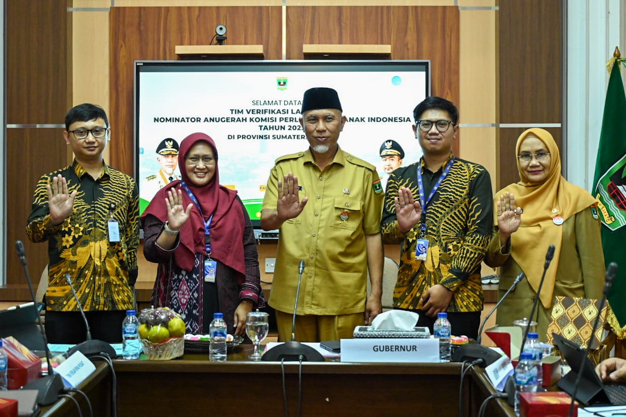 Gubernur Mahyeldi saat menerima Tim Verifikasi Lapangan Nominator Anugerah Komisi Perlindungan Anak Indonesia (KPAI) tahun 2023 di Ruang Rapat Istana Gubernuran, Selasa (13/6/2023). Foto Adpsb.