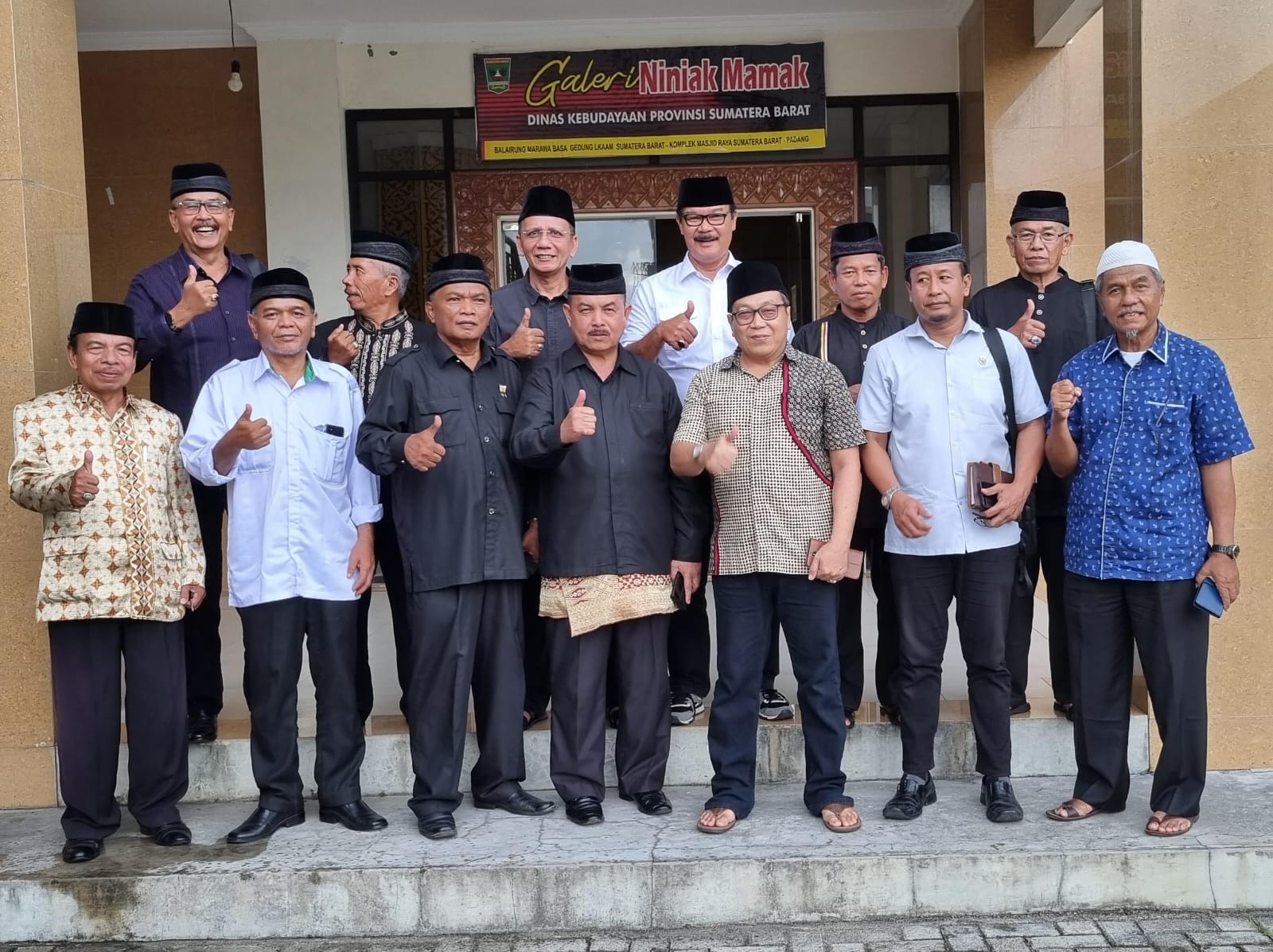 Ketua Umum LKAAM Sumatera Barat Dr. H. Fauzi Bahar, Dt. Nan Sati, dan para pengurus LKAAM, Selasa (13/6/2023). Foto ist.