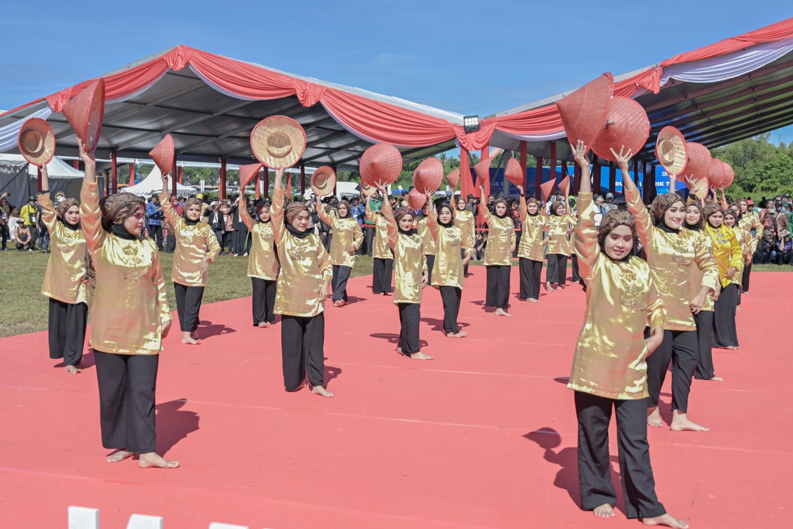 Salah satu pertunjukan tari saat pembukaan PENAS XVI di Padang
