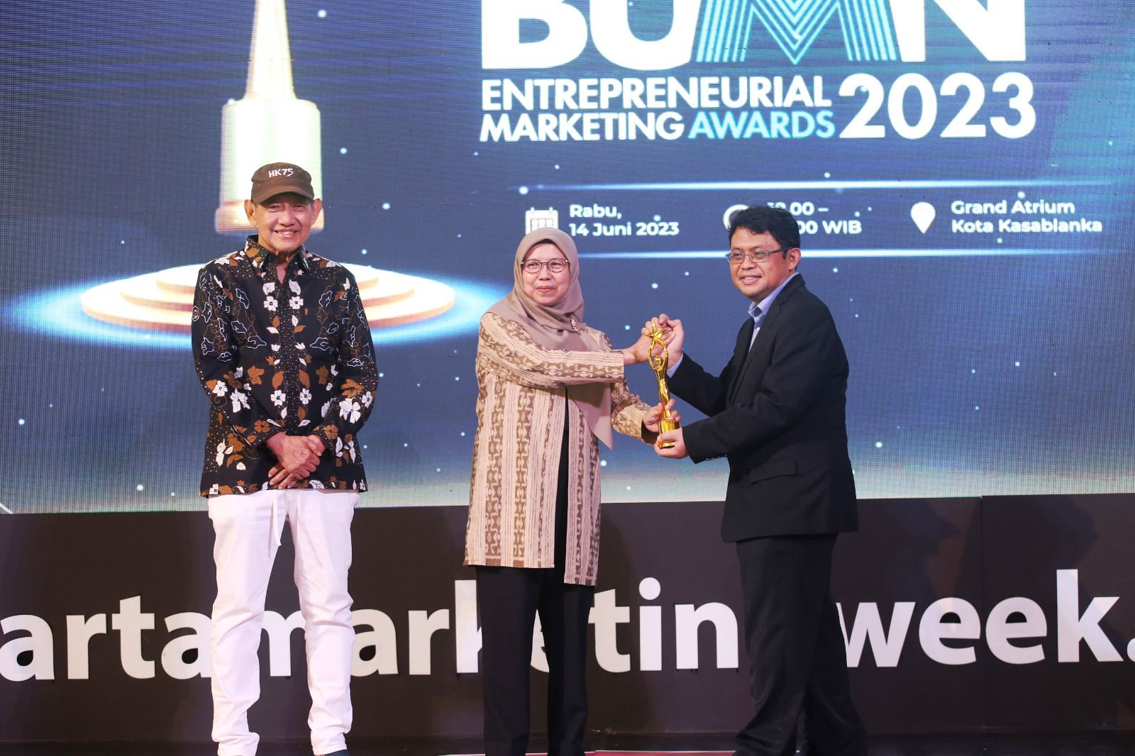 Direktur Retail dan Niaga PLN, Edi Srimulyanti (tengah) menerima piala penghargaan Best of The Best kategori BUMN pada ajang Entrepreneurial Marketing Awards 2023 yang diserahkan oleh Deputy CEO MarkPlus, Taufik (kanan) dan disaksikan oleh Founder & Chair