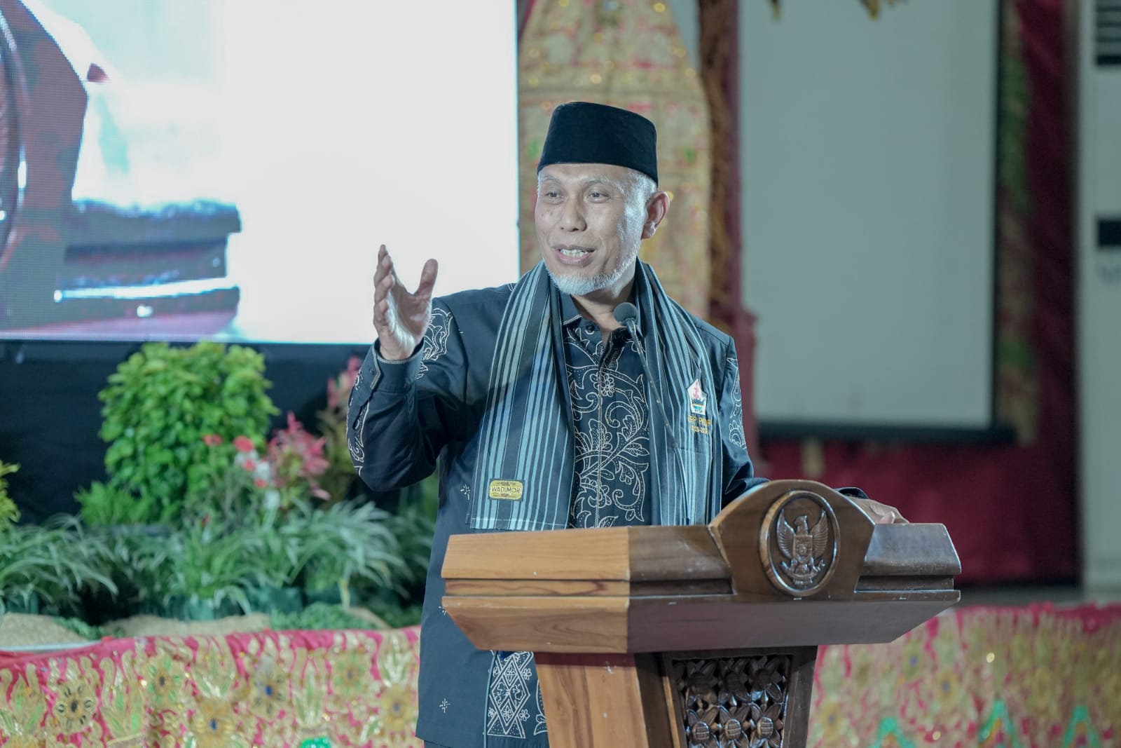 Gubernur Mahyeldi saat memberikan sambutan dalam acara pengukuhan Pengurus DPP PKDP Periode 2023-2028 di Aula Kantor Bupati Padang Pariaman, Minggu (18/06/2023). Foto Adpsb.