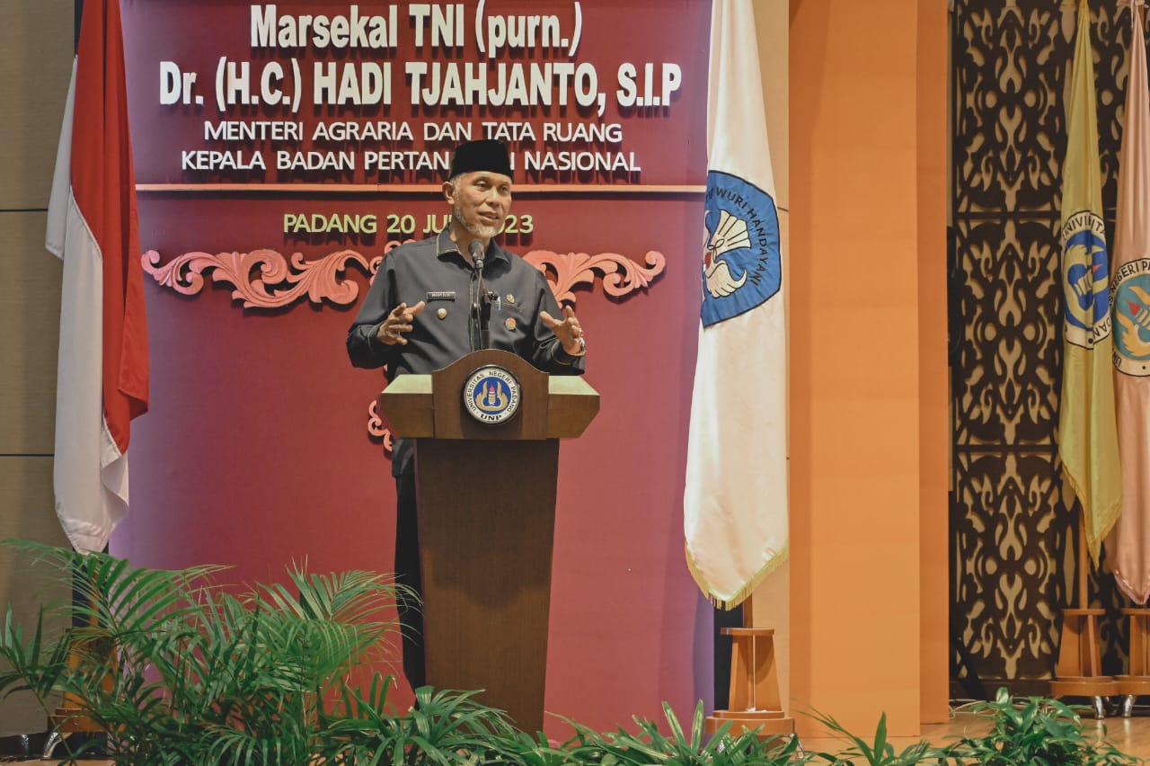 Gubernur Mahyeldi saat menghadiri Kuliah Umum Menteri ATT/BPN di Universitas Negeri Padang, Selasa (20/6/2023). Foto Adpsb. 