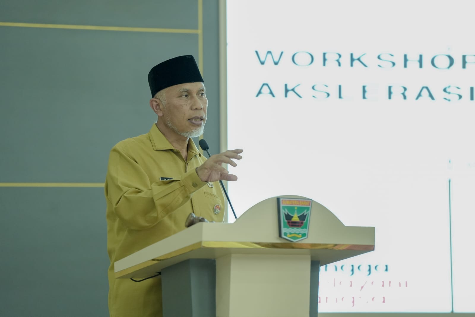 Gubernur Mahyeldi saat membuka Workshop Jaminan Produk Halal di Auditorium Gubernuran, Padang, Senin (19/06/2023). Foto Adpsb.