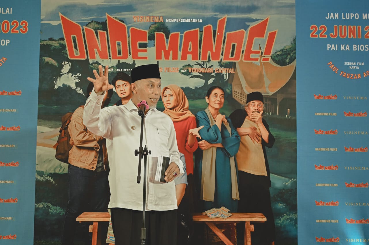 Mahyeldi setelah menyaksikan film Onde Mande  di Bioskop CGV Padang, Rabu malam (21/6/2023). Foto Adpsb. 