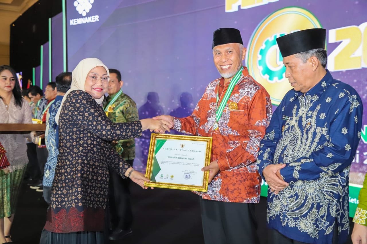 Gubernur Sumatera Bara untuk kedua kalinya dianugerahi penghargaan sebagai Kepala Daerah Pembina Keselamatan dan Kesehatan Kerja (K3) terbaik Tahun 2023 oleh Kementrian Ketenagakerjaan. Foto ist.