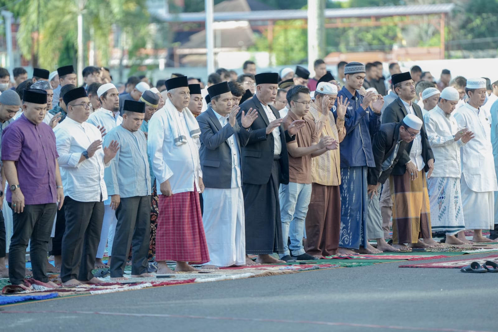 Gubernur Sumatera Barat, Mahyeldi Ansharullah bersama ribuan masyarakat mengikuti sholat Idul Adha 1444 H / 2023 M di halaman Kantor Gubernur Sumbar, Kamis (29/6/2023). Foto Adpsb.