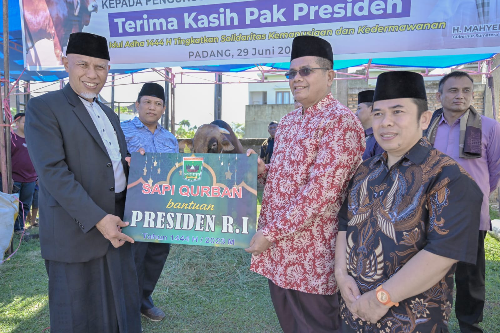 Gubernur Sumatera Barat Mahyeldi Ansharullah menyerahkan sapi kurban bantuan Joko Widodo kepada pengurus Masjid Raya Sumbar, Kamis (29/6/2023). Foto Adpsb.