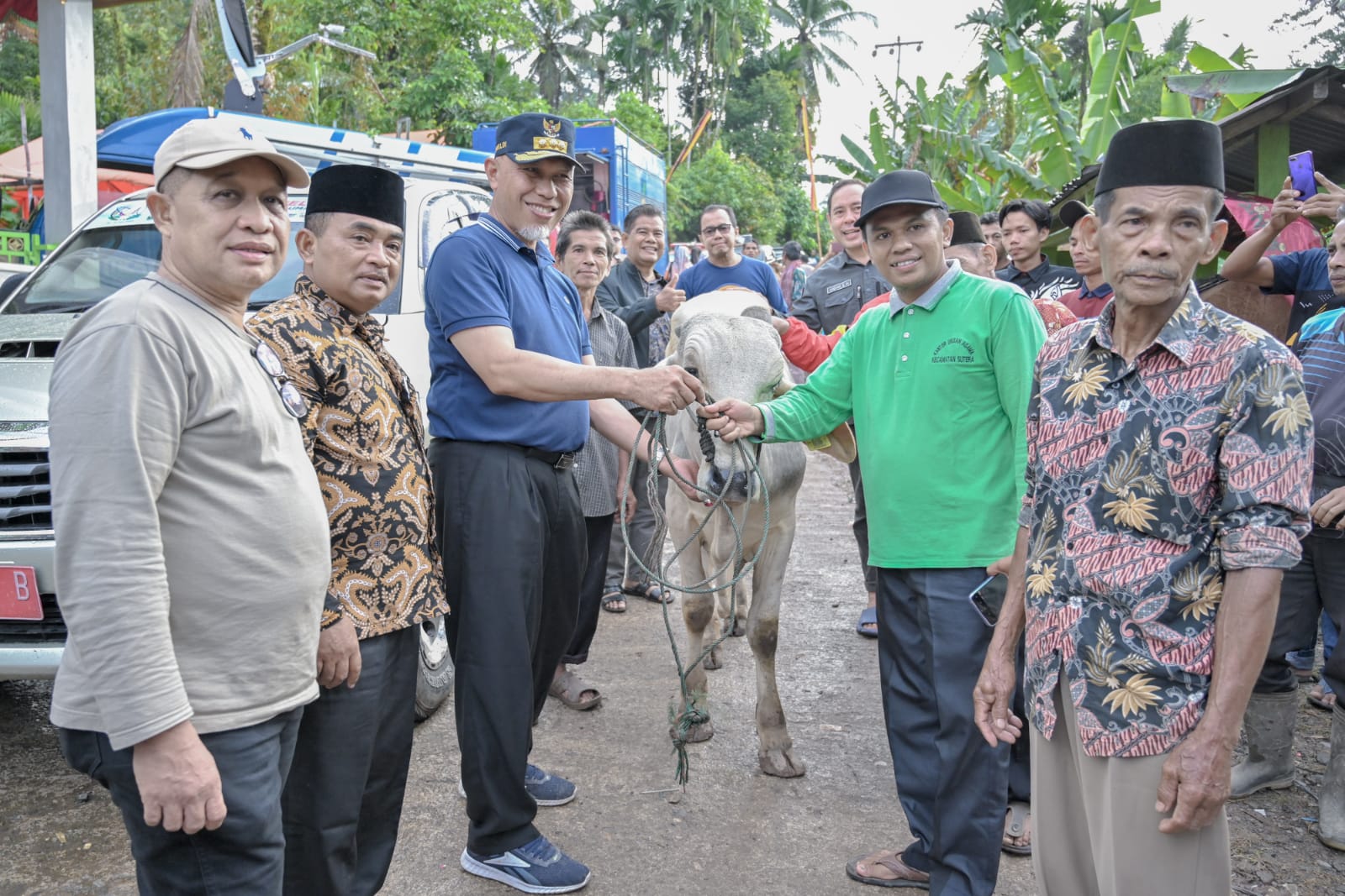 Gubernur Mahyeldi menyerahkan bantuan 2 ekor sapi dan 3 ekor kambing kurban dan sejumlah bantuan lainnya kepada warga Kampung Langgai di Nagari Gantiang  Mudiak Utara Surantiah, Pessel. Foto Adpsb.
