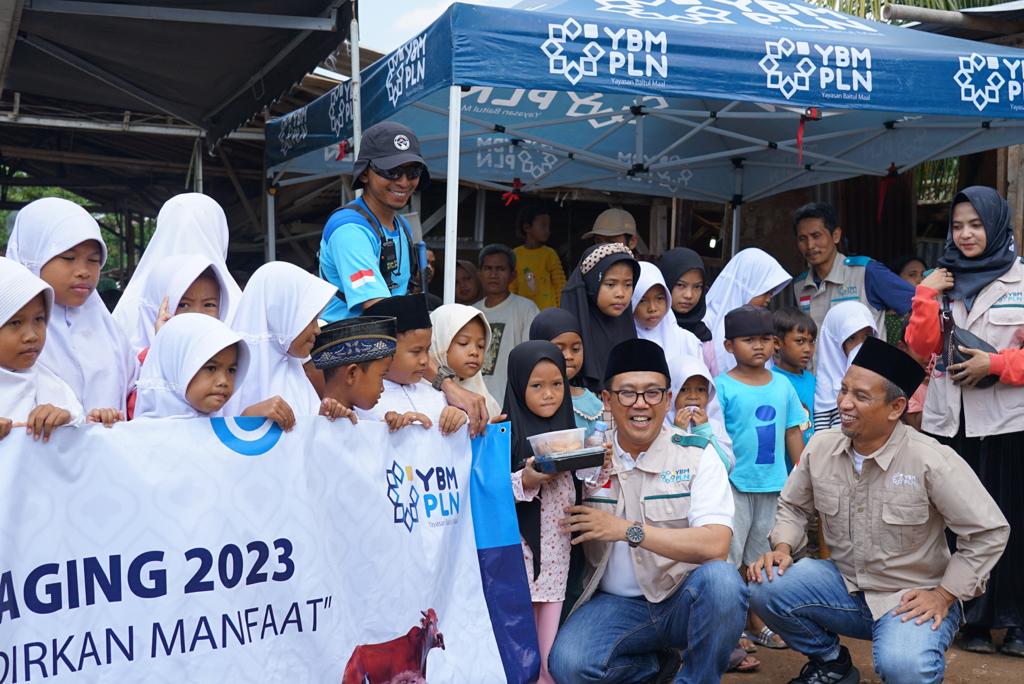 Raut bahagia warga dan anak-anak saat YBM PLN  membagikan 270 paket makanan melalu Solidarity Food Truck di kampung Pemulung Lebak Bulus Jakarta Selatan.