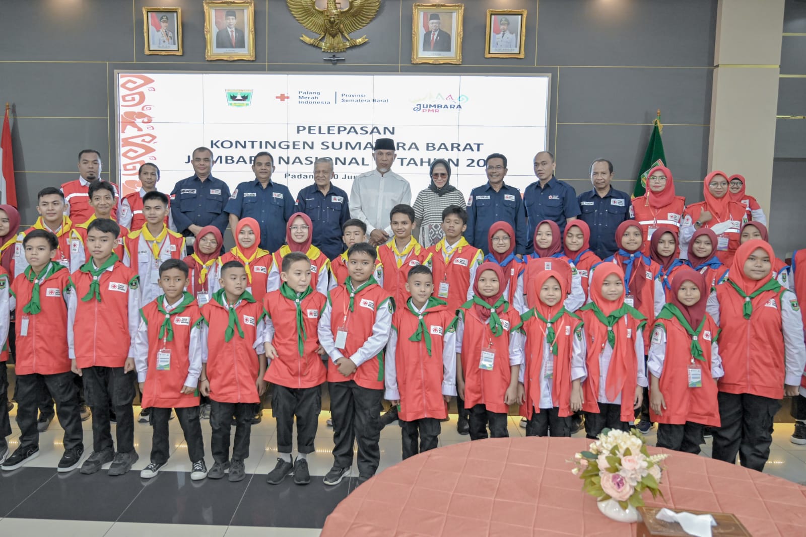 Gubernur Sumatera Barat Mahyeldi melepas Kontingen Sumbar mengikuti Iven Jumpa Bakti Gembira (Jumbara) Nasional IX Palang Merah Remaja (PMR) Tahun 2023, Jumat (30/6/2023). Foto Adpsb.