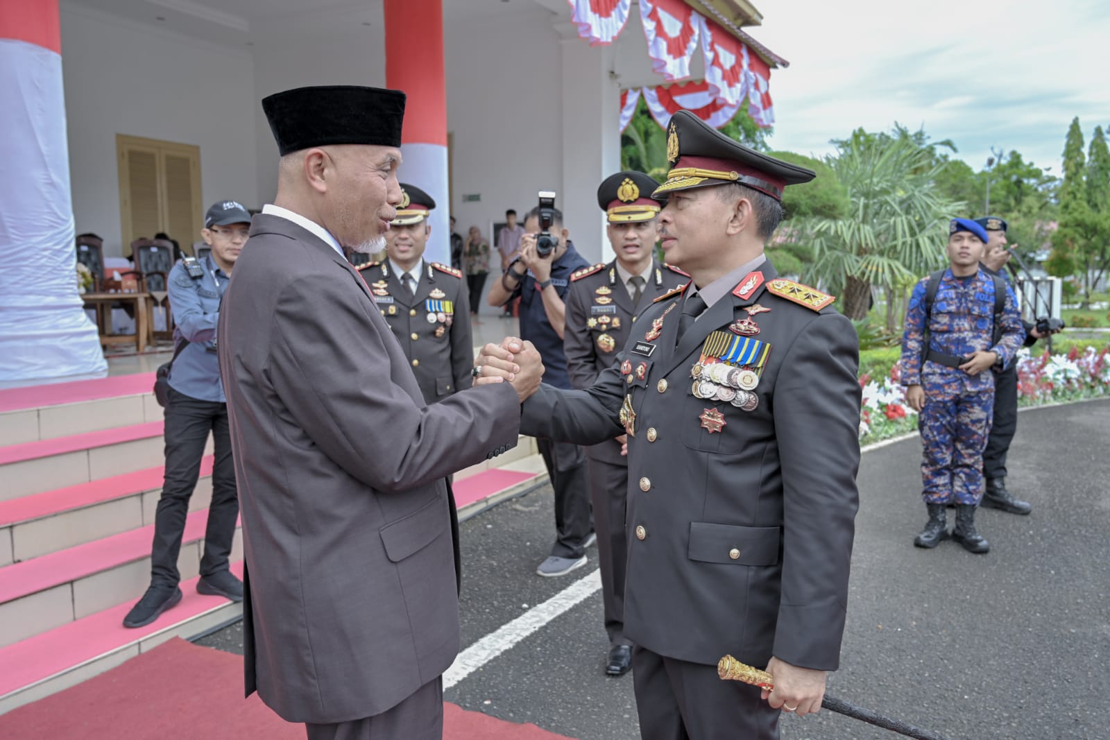 Gubernur Sumatera Barat, Mahyeldi Ansharullah menghadiri upacara HUT Bhayangkara yang ke-77 tahun 2023 di Halaman Istana Gubernuran, Padang, Sabtu (1/7/2023). Foto Adpsb. 