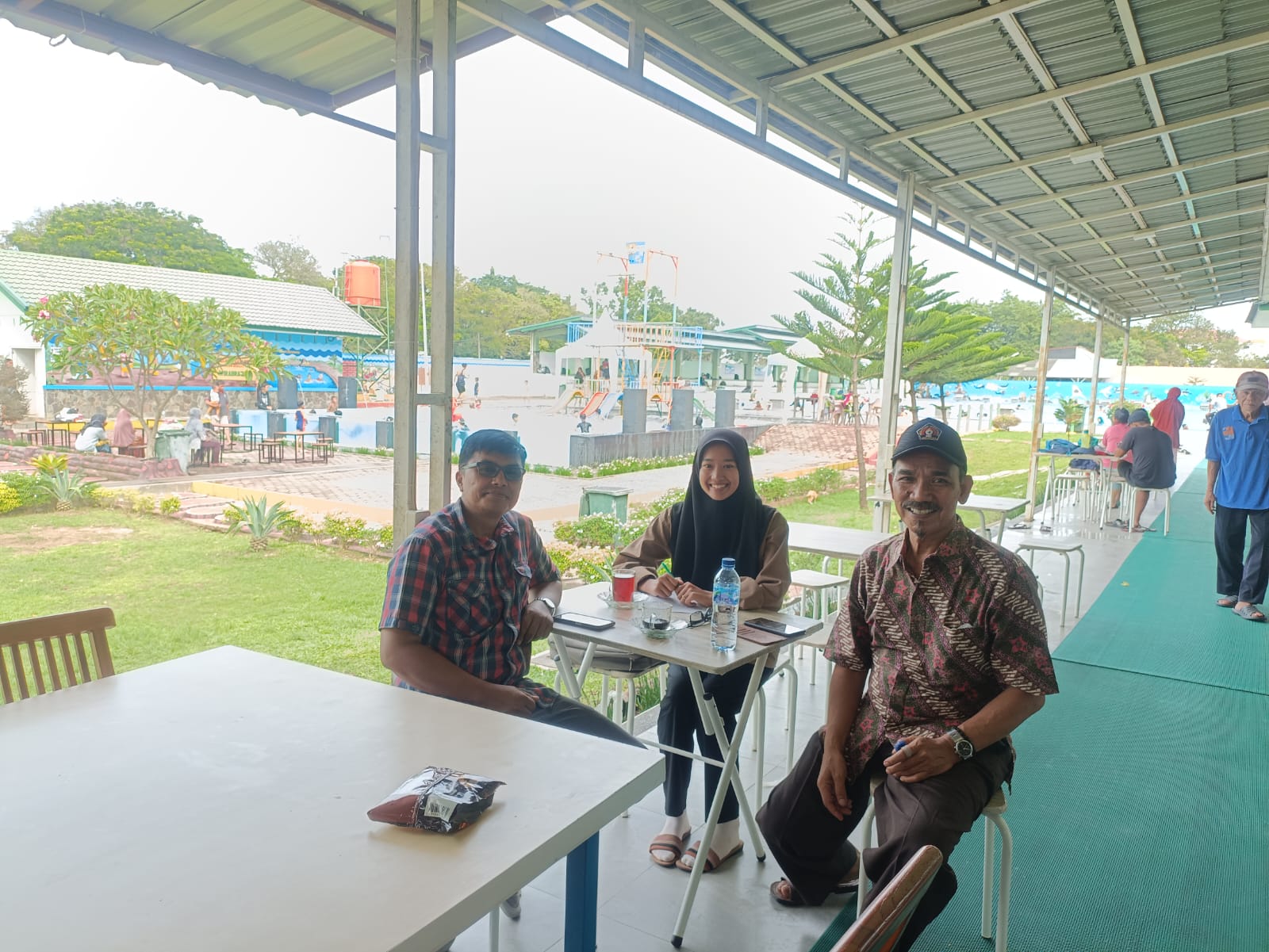 Mahasiswi UIN Imam Bonjol Padang, Ananda Rinta (tengah) mewawancarai Direktur dan Pemimpin Umum minangsatu.com, Senin (3/7/2023) di Padang.