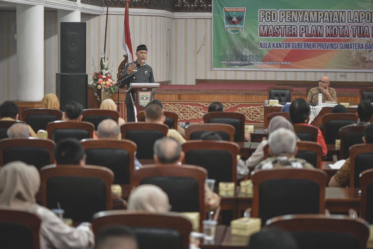 Gubernur Mahyeldi memberikan arahan pada kegiatan Focus Group Discussion (FGD) Master Plan Kota Tua Padang di Aula Kantor Gubernur, Selasa (4/7/2023). Foto Adpsb. 