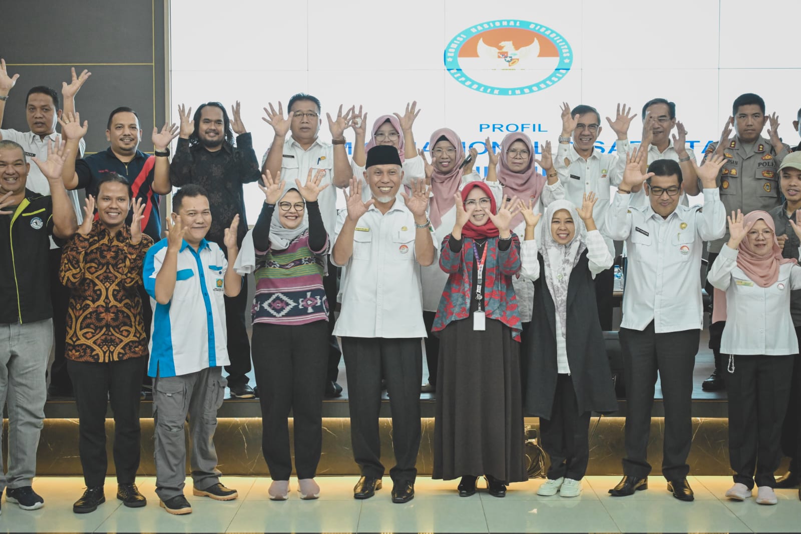 Gubernur Mahyeldi saat Sosialisasi dan Sarasehan Komisi Nasional Disabilitas (KND) di Auditorium Gubernuran, Padang, Rabu (5/6/2023). Foto Adpsb. 