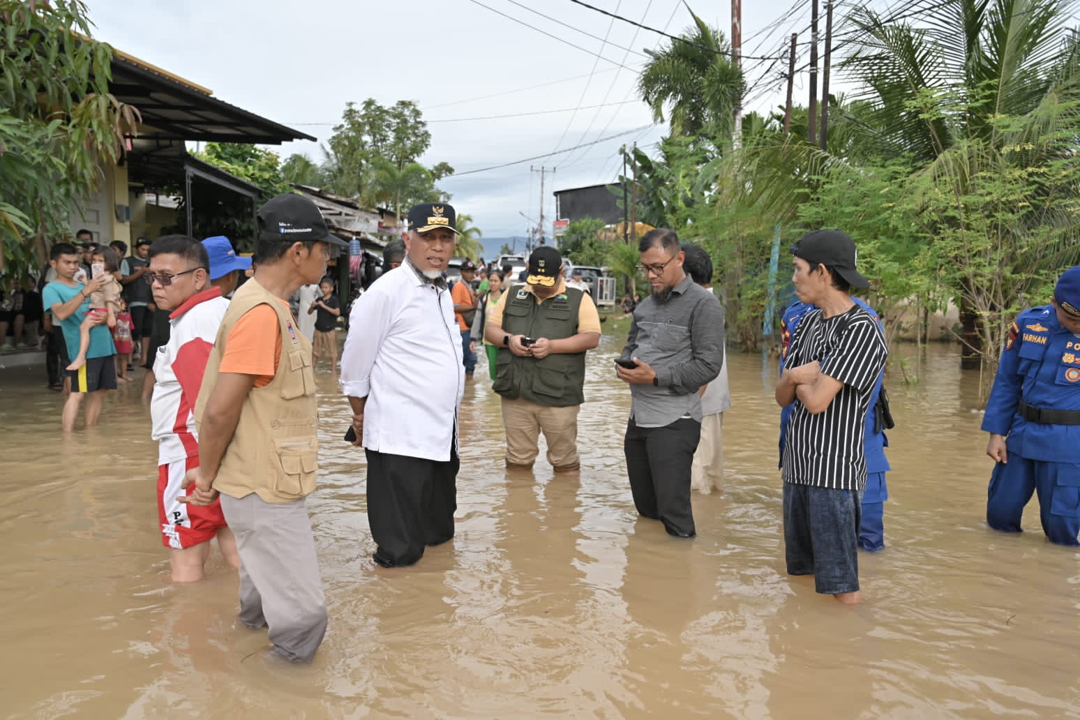 Gubernur Sumatera Barat, Mahyeldi Ansharullah meninjau salah satu lokasi yang mengalami banjir di kawasan Maransi Kelurahan Aia Pacah dan Kawasan Tunggul Hitam, Kelurahan Dadok, Kecamatan Koto Tangah, Padang, Jumat (14/07/2023). Foto Adpsb.