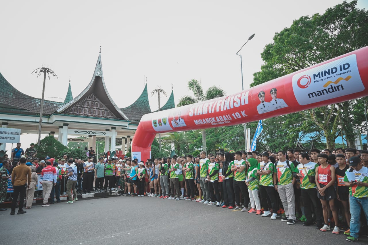 Gubernur Mahyeldi saat membuka acara Minangkabau 10K di Kota Bukittinggi yang diikuti ribuan pelari, Sabtu (15/07/2023). Foto Adpsb.