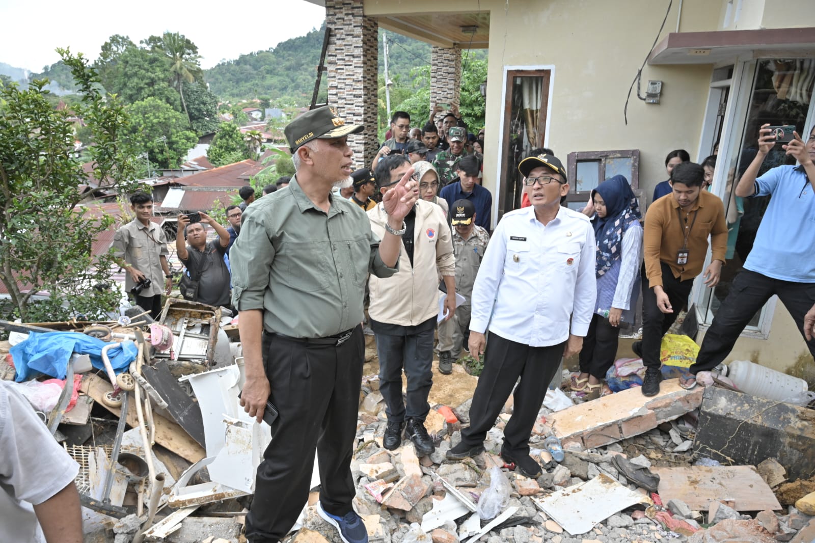 Gubernur Mahyeldi saat melakukan peninjauan lokasi bencana di Padang, Sabtu (15/07/2023). Foto Adpsb.