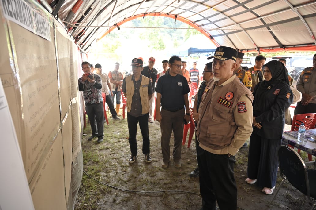 Gubernur Sumatera Barat, Mahyeldi Ansharullah di lokasi bencana banjir longsor di kecamatan Tanjung Raya, kabupaten Agam. Foto Adpsb.