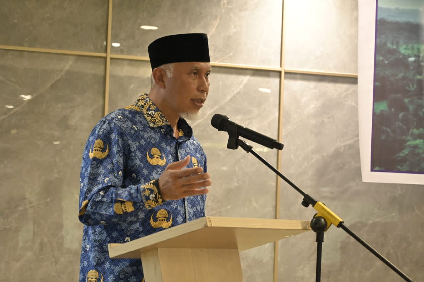 Gubernur Mahyeldi saat membuka Rakor Penyusunan Program Penyuluhan Pertanian Prov. Sumbar di Padang, Senin (17/7/2023). Foto Adpsb. 