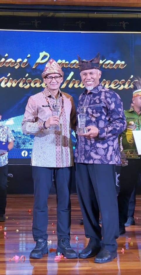 Gubernur Sumatera Barat Mahyeldi menerima penghargaan Anugerah Pemasaran Pariwisata Indonesia (APPI) Tahun 2023 dari Menparekraf Sandiaga Uno. Foto Adpsb/Kominfotik.