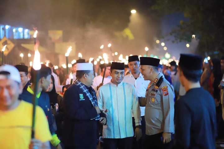 Wakil Wali Kota Solok Ramadhani Kirana Putra  melepas pawai obor peringatan tahun baru 1445 hijriah di lapangan Merdeka Solok. Foto Zulnazar.