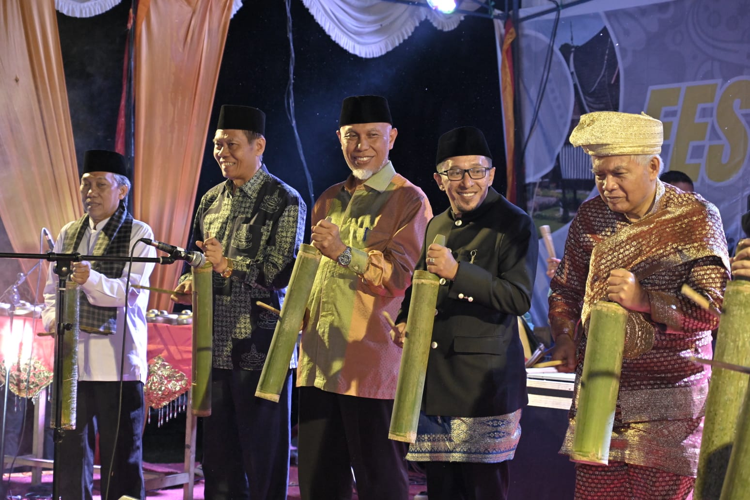 Gubernur Sumbar Mahyeldi (tengah) saat membuka festival di Batusangkar, Rabu malam (19/07/2023). Foto Adpsb.