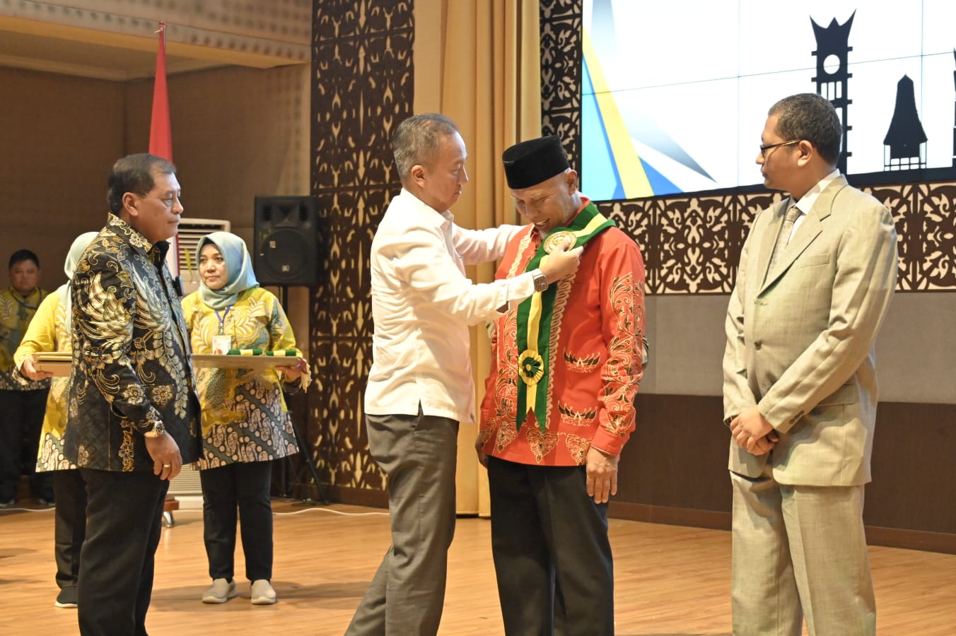 Gubernur Sumatera Barat (Sumbar), Mahyeldi Ansharullah menerima penghargaan kategori tertinggi bidang koperasi yang diserahkan oleh Menteri Perindustrian RI, Agus Gumiwang Kartasasmita di Auditorium UNP, Padang, Minggu (23/7/2023). Foto Adpsb.