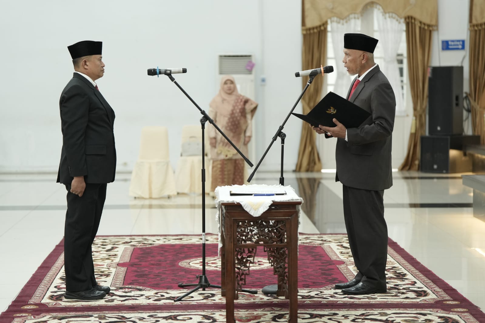 Gubernur Mahyeldi saat melantik Kepala Biro Adpim, Mursalim di Auditorium Gubernuran, Padang, Senin (24/07/2023). Foto Adpsb.