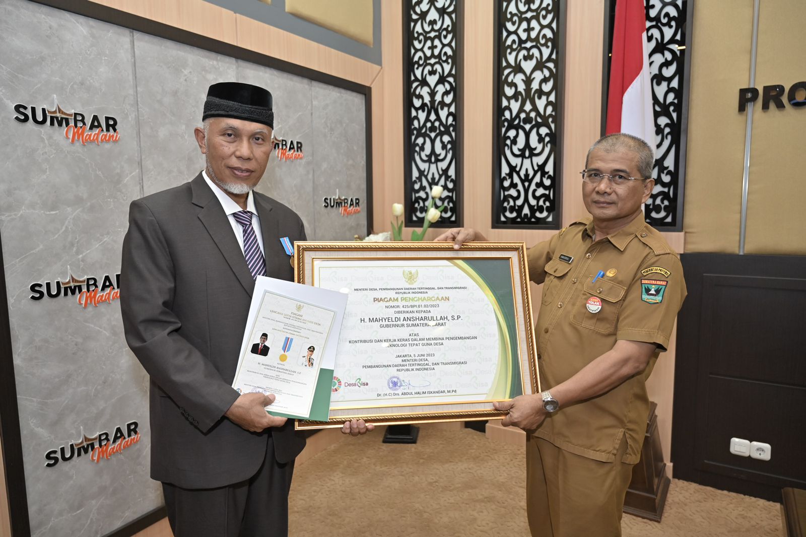 Gubernur Sumbar Mahyeldi, menerima penghargaan dari Mendes PDTT yang disampaikan Kadinas PMD, Selasa (25/7/2023) di Padang. Foto Adpsb. 