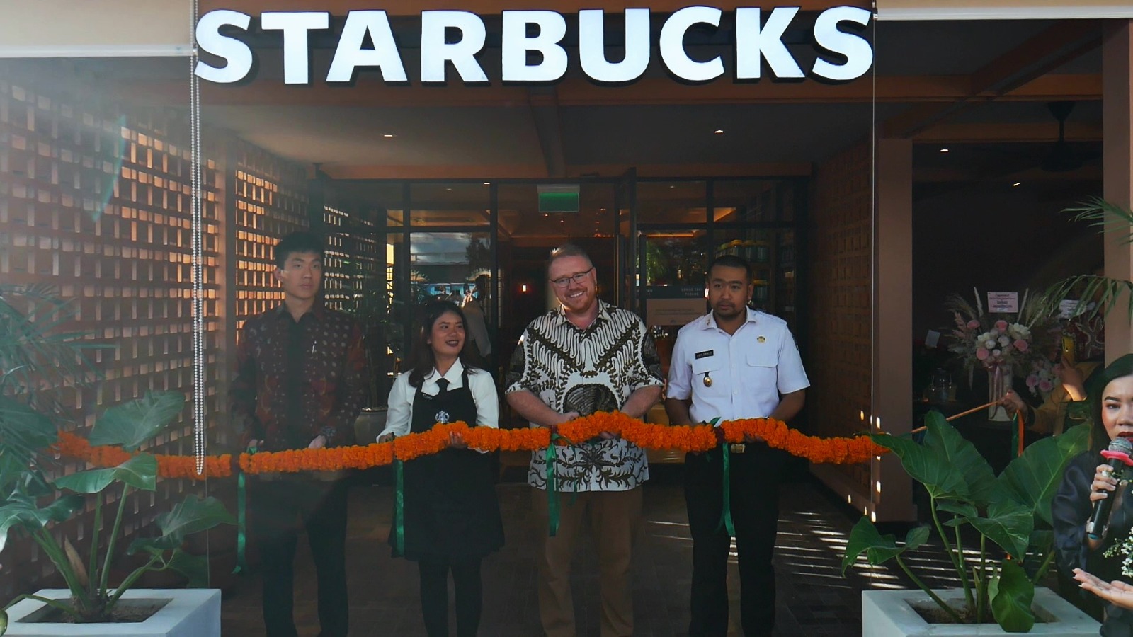 Ceo PT. Sari Coffee Indonesia sebagai pemegang lisensi Starbucks di Indonesia, Anthony McEvoy didampingi Wagub Audy Joinaldy saat peresmian Starbucks di Kota Padang