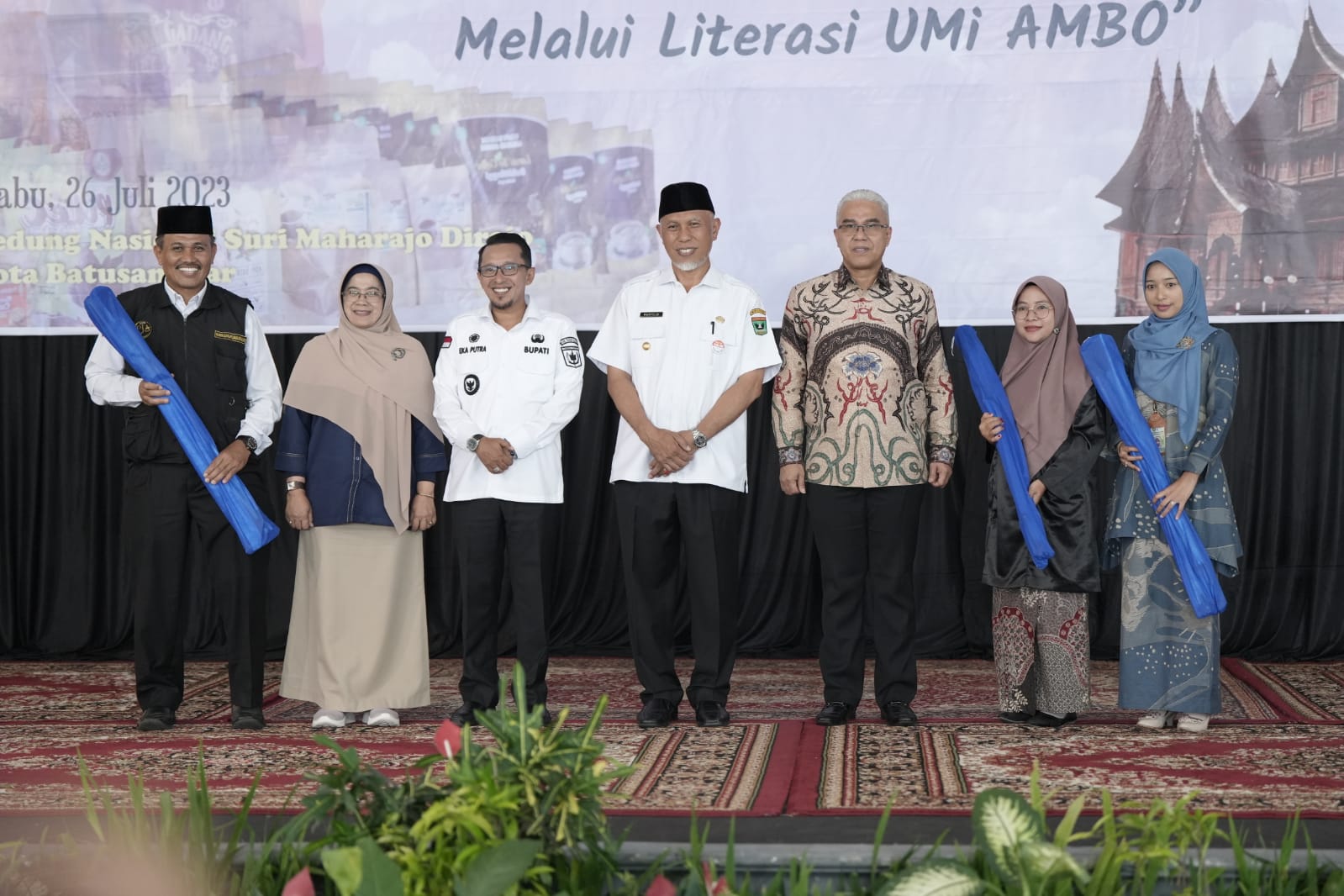 Gubernur Sumatera Barat, Mahyeldi menghadiri Sosialisasi Pembiayaan Ultra Mikro dan Launching Program Literasi Usaha Mikro (UMi) AMBO di Batusangkar, Kabupaten Tanah Datar, Rabu (26/7/2023). Foto Adpsb. 