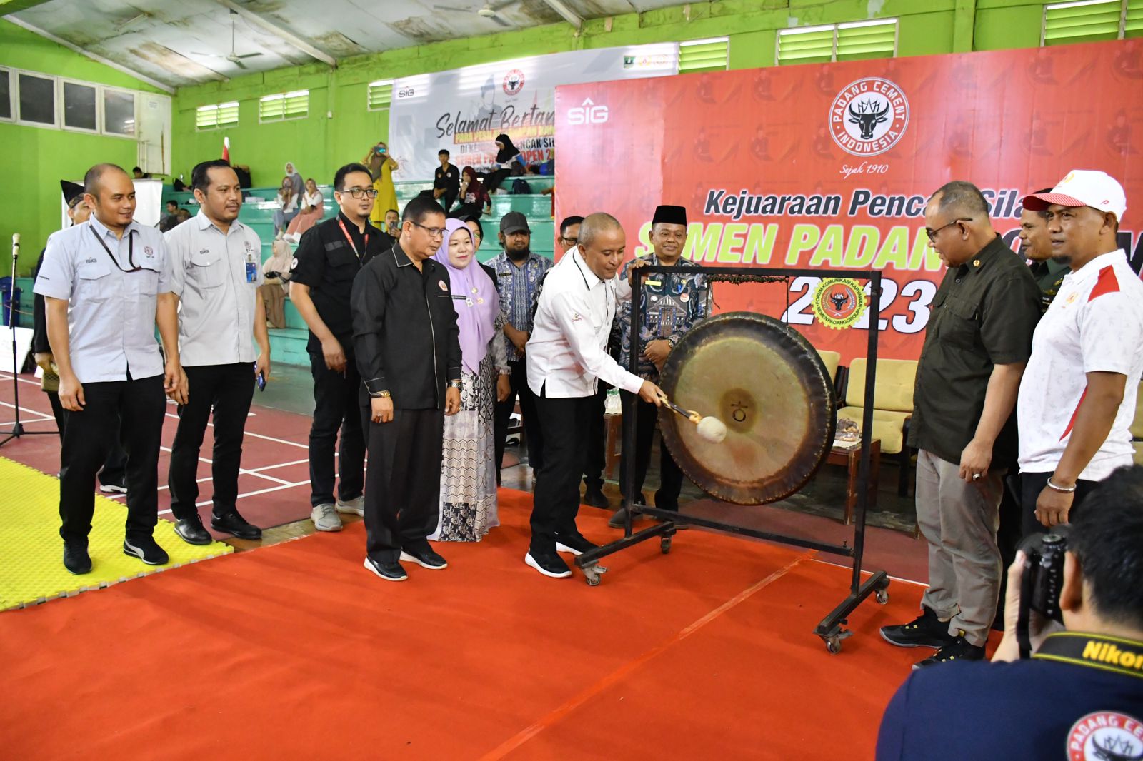 Direktur Keuangan & Umum PT Semen Padang Oktoweri saat pembukaan Kejuaraan Pencak Silat Semen Padang Open 2023 