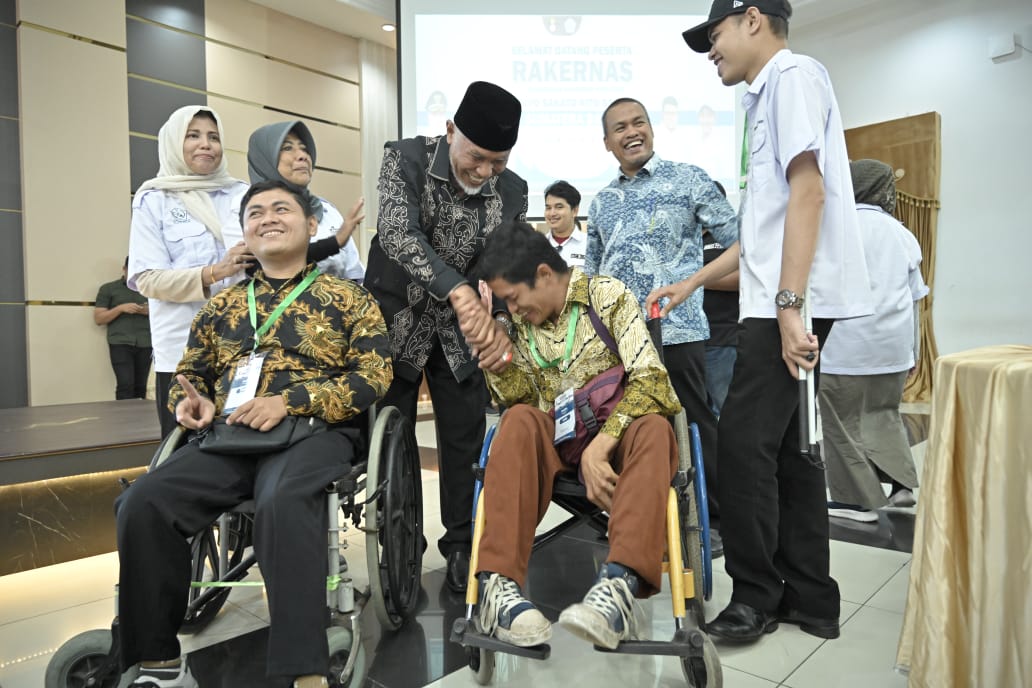 Gubernur Sumbar Mahyeldi, menerima peserta Rakernas Perkumpulan Penyandang Disabilitas Indonesia (PPDI) di Auditorium Gubernuran, Kamis (27/7/2023). Foto Adpsb. 