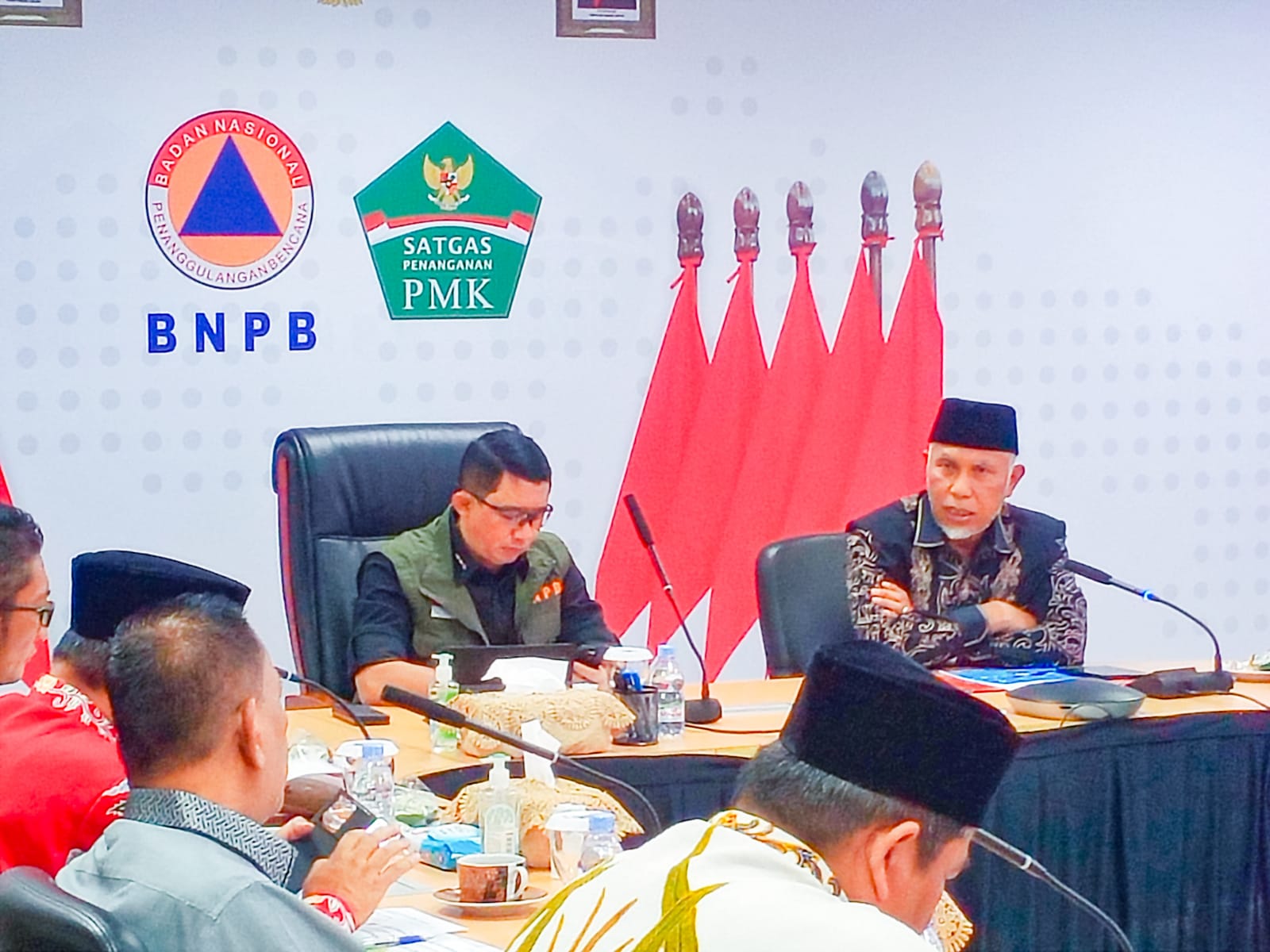 Gubernur Sumatera Barat, Mahyeldi Ansharullah, bersama sejumlah kepala daerah mendatangi Kepala Badan BNPB, di Kantor Graha BNPB, Jakarta, Kamis (27/7/2023). Foto Adpsb.