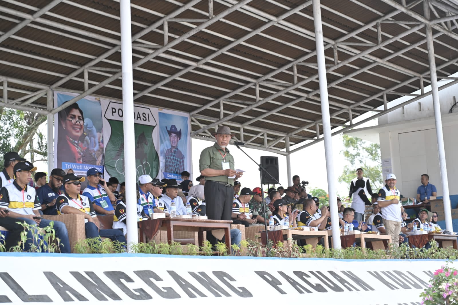 Gubernur Mahyeldi saat membuka Kejurnas Pacuan Kuda seri 1 dan seri 2 Piala Presiden ke 57 tahun 2023 di Arena Pacuan Kuda Kandih Sawahlunto, Minggu (30/7/2023). Foto Adpsb. 