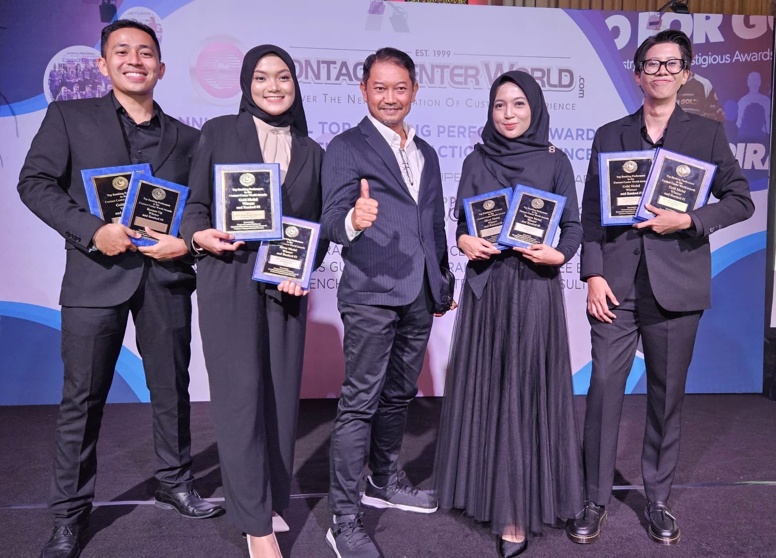 Contact Center PLN 123 berhasil meraih 8 penghargaan pada ajang GCCWA 2023 Asia Pacific. Kiri ke kanan : Jingga Wahyu Buana, Rizka Wahyuningsih, Tony Bellamy (Executive Vice President Penjualan, Pelayanan Pelanggan, dan Retail PLN), Tessa Kurnia Putri, da