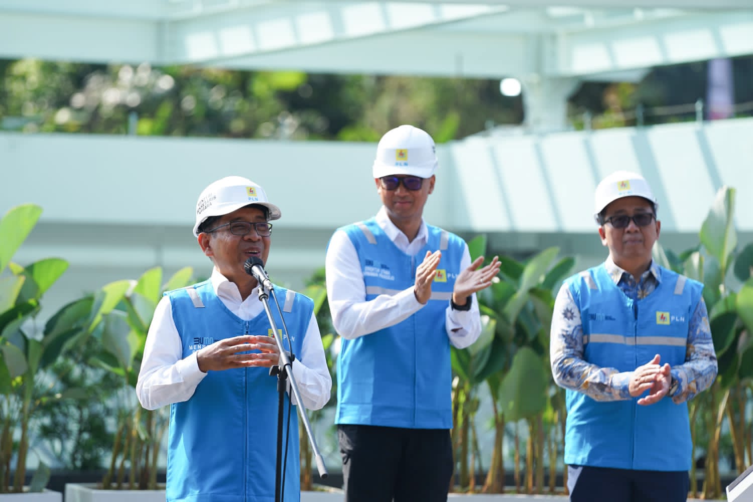 Menteri Sekretaris Negara, Pratikno (kiri) saat menyampaikan sambutan dalam peresmian Revitalisasi Kelistrikan Istana Kepresidenan Jakarta, didampingi Direktur Utama PLN, Darmawan Prasodjo (tengah) dan Sekretaris Kementerian Sekretariat Negara, Setya Utam