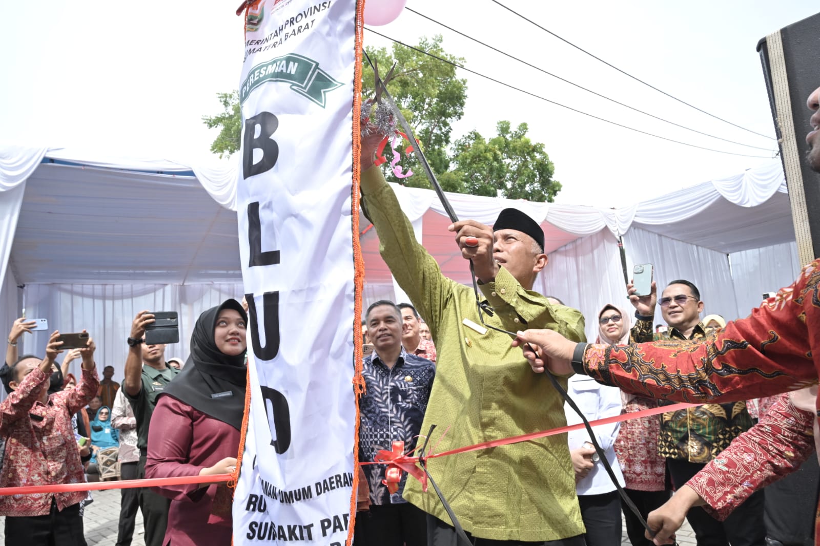 Gubernur Sumbar Mahyeldi meresmikan BLUD Rumah Sakit Paru Sumbar, di Lubuk Alung Kabupaten Padang Pariaman, Kamis (3/8/2023). Foto Adpsb.
