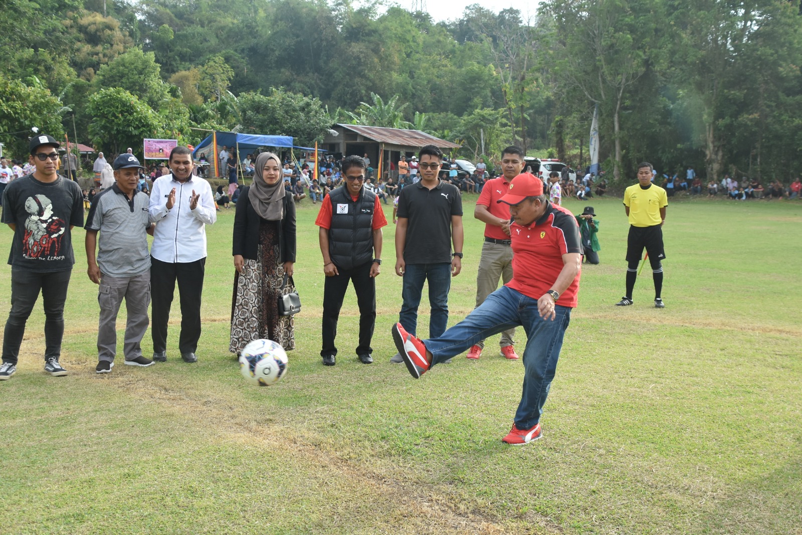 Bupati Agam Andri Warman lakukan tendangan kick off Wali Nagari Padang Tarok Cup I